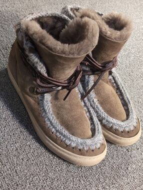 MOU Eskimo Sneaker Mid Crochet Stitch Shoes Women’s 8 Tan Suede Sheepskin Lining